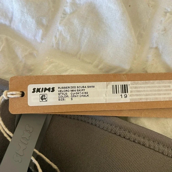 Skims gray rubberized scuba front zip mini skirt - Picture 5 of 11